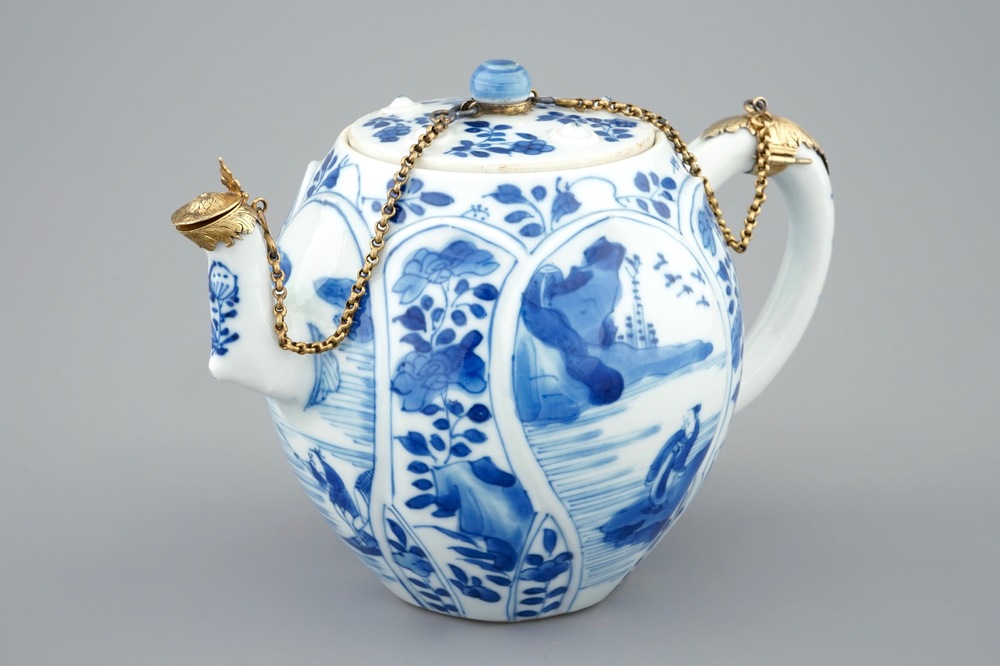 Une th&eacute;i&egrave;re et son couvercle en porcelaine de Chine bleu et blanc mont&eacute; d'argent dor&eacute;, Kangxi